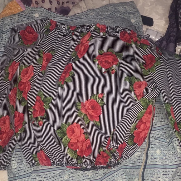 Red and black off the shoulders shirt - Picture 4 of 4